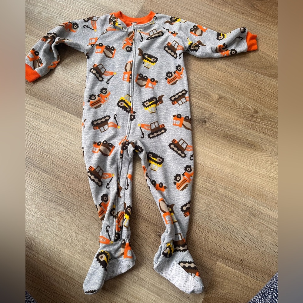**SOLD**❄️5 for $10!❄️2T Carter’s Fleece Construction Footy Pajamas